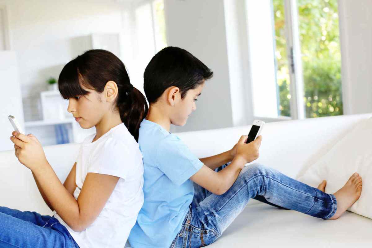 kids glued to smartphones